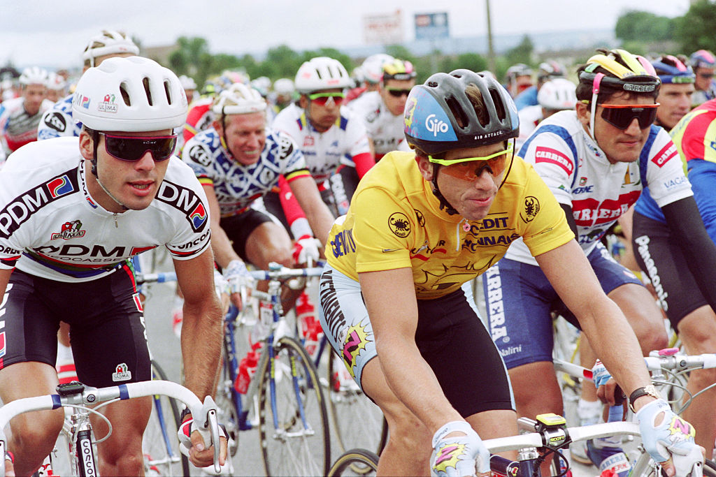 Desde la izquierda, el ciclista holandés Erik Breukink, el ciclista estadounidense Greg Lemond y el ciclista italiano Claudio Chiappucci durante la novena etapa del Tour de Francia en 1991.