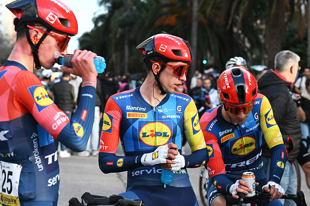 VALENCIA, ESPAÑA - 25 DE ENERO: (LR) Gabriele Scagliola de Italia y Héctor Álvarez de España y el equipo Lidl-Trek Future Racing reaccionan después de la 42ª Classica Comunitat Valenciana 1969 - Gran premio Valencia 2026, una carrera de un día de 200 km desde La Nucía a Valencia el 25 de enero de 2026 en Valencia, España. (Foto de Antonio Baixauli/Getty Images)