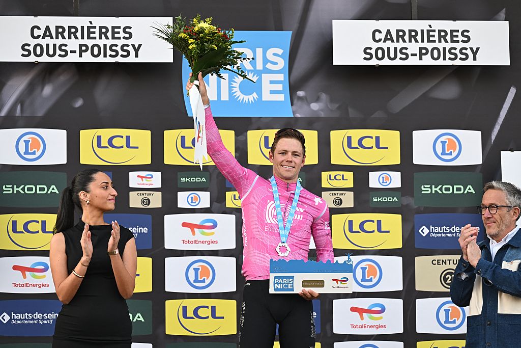 El estadounidense Luke Lamperti de EF Education - EasyPost celebra en el podio de la primera etapa de la 84ª edición de la carrera ciclista París-Niza, 170,9 km de Archeres a Carrieres-sous-Poissy, el domingo 8 de marzo de 2026. BELGA FOTO DAVID PINTENS (Foto de DAVID PINTENS / BELGA MAG / Belga vía AFP)