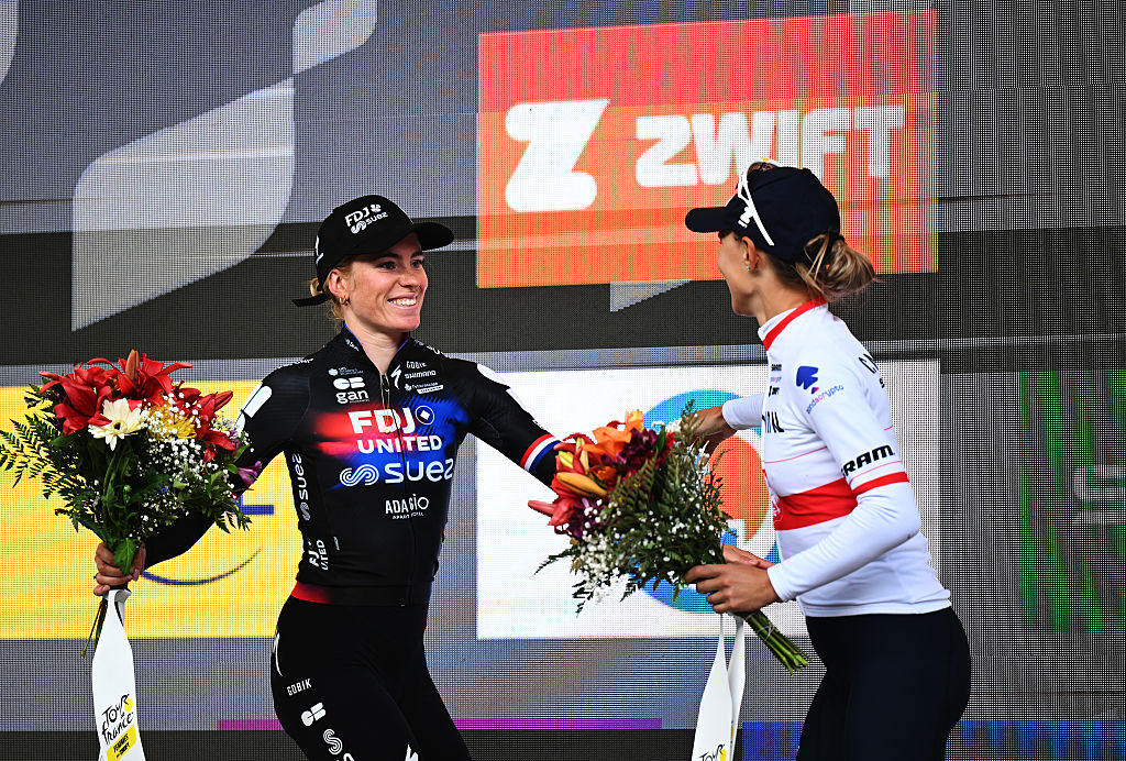 Vollering y Niewiadoma se dan la mano en el podio del Tour de Francia