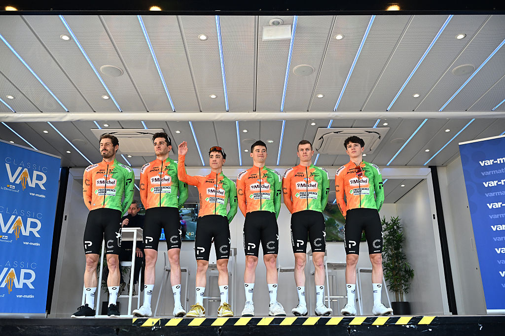 LA GARDE, FRANCIA - 21 DE FEBRERO: Theo Delacroix de Francia, Lucas Beneteau de Francia, Romain Cardis de Francia, Simon Guglielmi de Francia, Antoine Berger de Francia, Axel Bouquet de Francia y Team St Michel - Preference Home - Auber93 antes del 3er Clásico Var 2026, una carrera de un día de 176,6 km desde La Garde a Brignoles el 21 de febrero de 2026 en La Garde, Francia. (Foto de Billy Ceusters/Getty Images)
