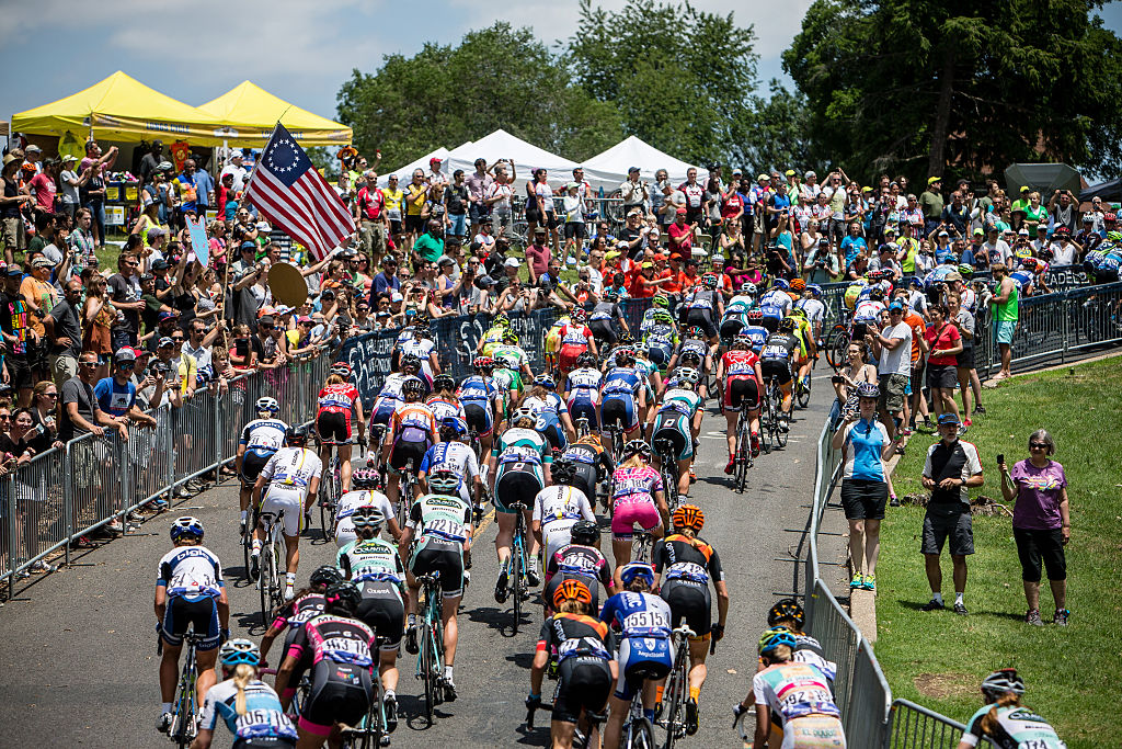 FILADELFIA, PA - 7 DE JUNIO: El pelotón femenino llega a la subida de Lemon Hill en el Clásico de Ciclismo de Filadelfia el 7 de junio de 2015 en Filadelfia, Pensilvania. (Foto de Jonathan Devich/Getty Images)