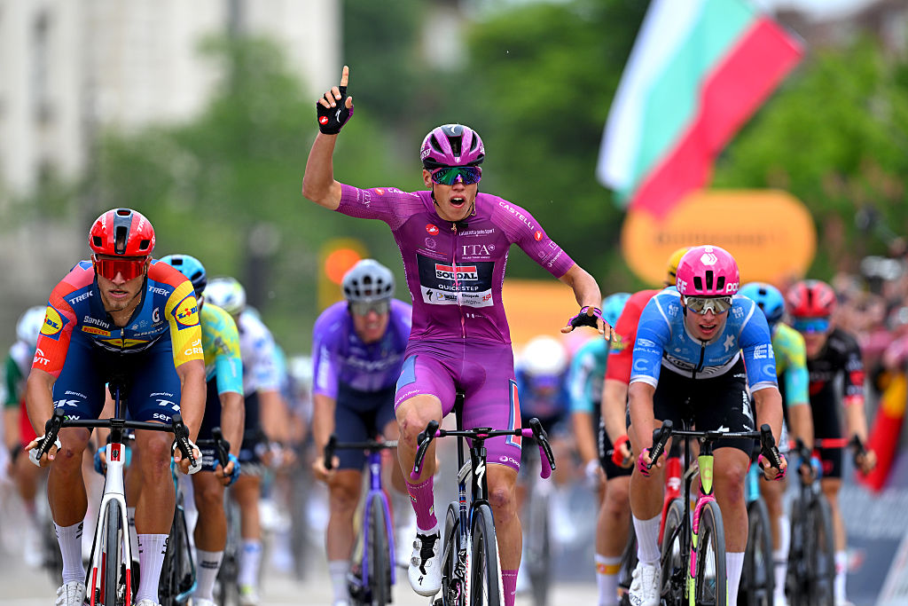 El ganador de la Maglia ciclamino, Paul Magnier, celebra una de sus tres victorias de etapa en el Giro de Italia