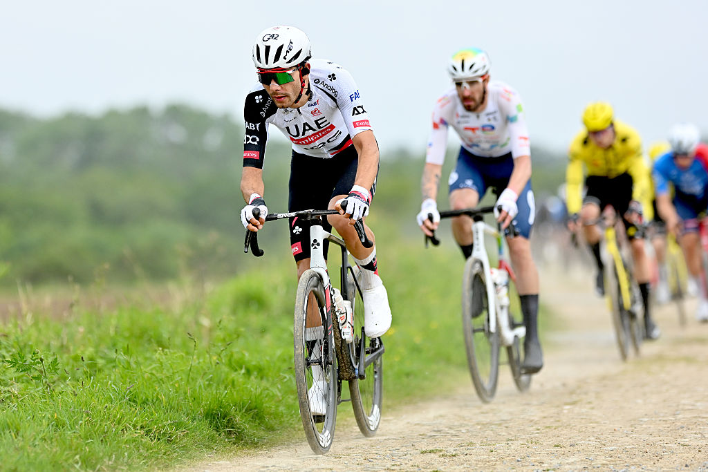 LANNILIS, FRANCIA - 10 DE MAYO: Filippo Baroncini de Italia y el equipo Emirates de los Emiratos Árabes Unidos - XRG compite durante la 42ª Tro-Bro Leon 2026, una carrera de un día de 202,1 km de Lannilis a Lannilis el 10 de mayo de 2026 en Lannilis, Francia. (Foto de Billy Ceusters/Getty Images)