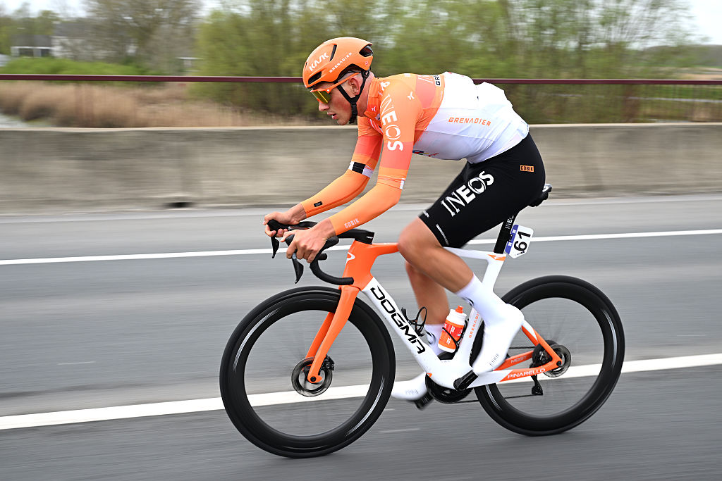 OUDENAARDE, BÉLGICA - 5 DE ABRIL: Joshua Tarling de Gran Bretaña y el equipo INEOS Grenadiers compiten durante el 110º Tour de Flandes - Ronde van Vlaanderen 2026 - Men's Elite, una carrera de un día de 278,6 km desde Amberes a Oudenaarde / #UCIWT / el 5 de abril de 2026 en Oudenaarde, Bélgica. (Foto de Dario Belingheri/Getty Images)