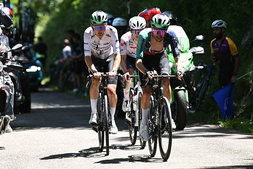 GRAND COLOMBIER, FRANCIA - 13 DE JUNIO: (LR) Paul Seixas de Francia y el equipo Decathlon CMA CGM - White Best Young Rider Jersey y Aurelien Paret-Peintre de Francia y el equipo Decathlon CMA CGM compiten durante el 78.o Tour Auvernia-Ródano-Alpes 2026, etapa 7, una etapa de 133,6 km desde La Bridoire hasta Grand Colombier 1496m / #UCIWT/ el 13 de junio de 2026 en Grand Colombier, Francia. (Foto de Dario Belingheri/Getty Images)
