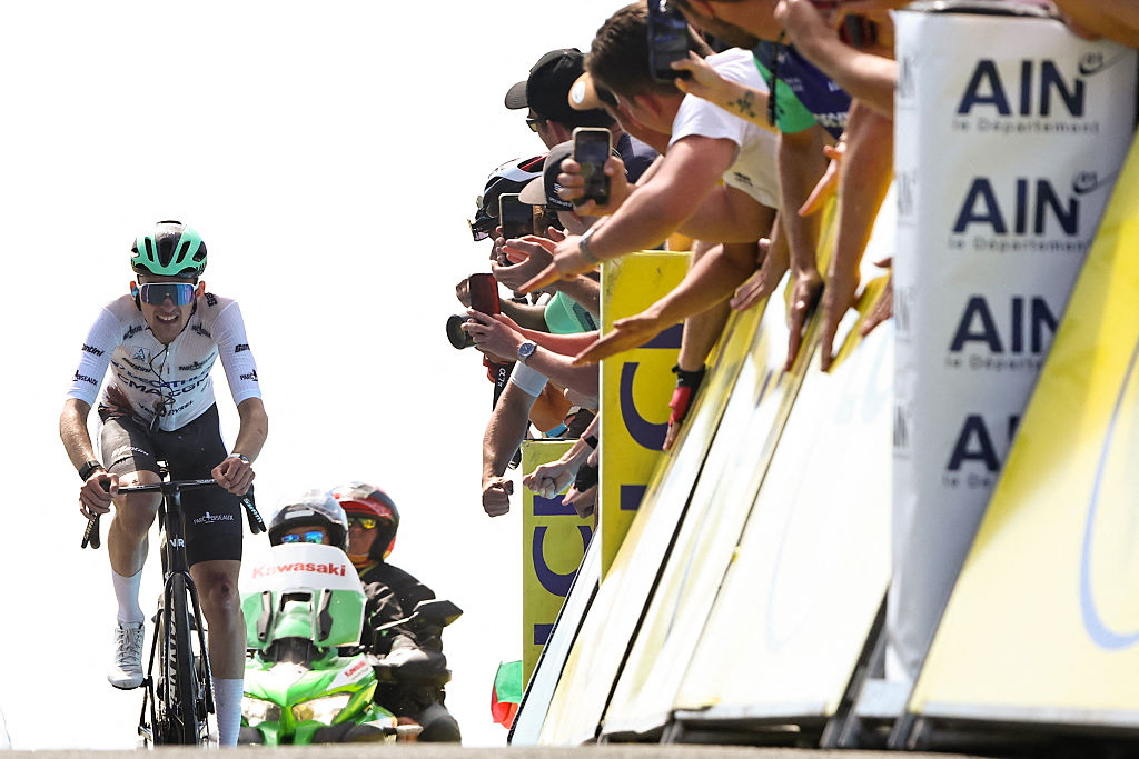 El ciclista francés del equipo Decathlon CMA CGM, Paul Seixas, llega en bicicleta a la línea de meta de la séptima etapa de la carrera ciclista Tour Auvernia-Ródano-Alpes (anteriormente conocida como Criterium du Dauphine), 133,6 km entre La Bridoire y Grand Colombier en los Alpes franceses el 13 de junio de 2026. (Foto de Anne-Christine POUJOULAT / AFP)