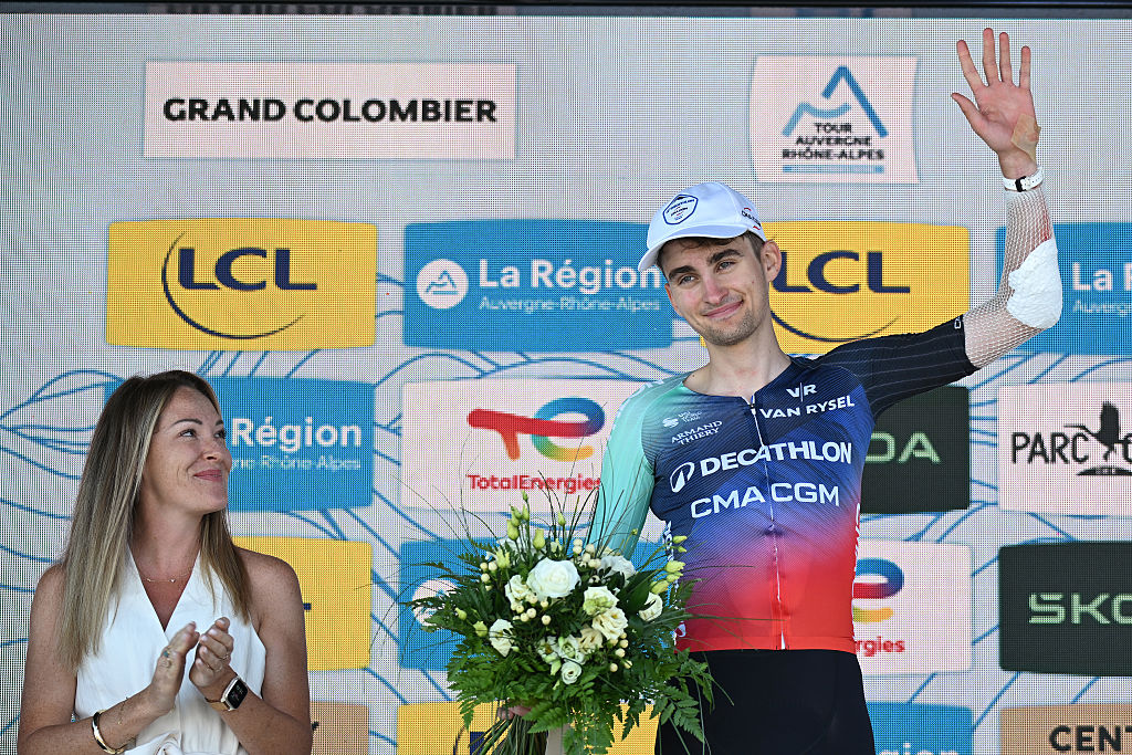GRAND COLOMBIER, FRANCIA - 13 DE JUNIO: Paul Seixas de Francia y el equipo Decathlon CMA CGM celebran en el podio como el ganador del premio al ciclista más combativo durante el 78.º Tour Auvergne-Rhone-Alpes 2026, etapa 7, una etapa de 133,6 km desde La Bridoire hasta Grand Colombier 1496 m / #UCIWT / el 13 de junio de 2026 en Grand Colombier. Francia. (Foto de Dario Belingheri/Getty Images)