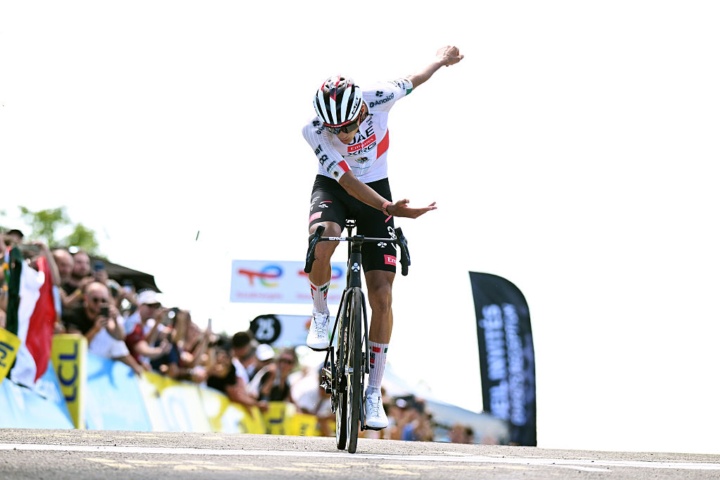 GRAND COLOMBIER, FRANCIA - 13 DE JUNIO: Isaac Del Toro de México y UAE Team Emirates - XRG celebra en la línea de meta como ganador de etapa durante el 78.o Tour Auvergne-Rhone-Alpes 2026, Etapa 7, una etapa de 133,6 km desde La Bridoire hasta Grand Colombier 1496m / #UCIWT / el 13 de junio de 2026 en Grand Colombier, Francia. (Foto de Dario Belingheri/Getty Images)