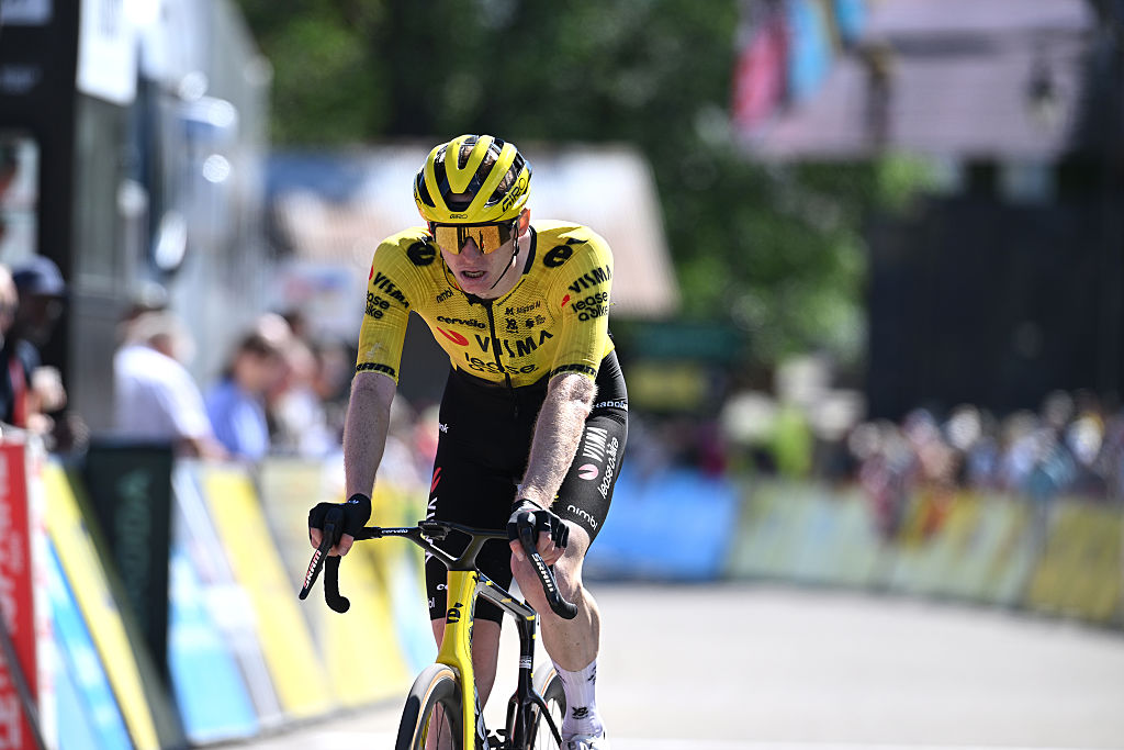 CREST-VOLAND, FRANCIA - 12 DE JUNIO: Matteo Jorgenson de Estados Unidos y el equipo Visma | Lease a Bike cruza la línea de meta durante el 78.º Tour Auvergne-Rhone-Alpes 2026, etapa 6, una etapa de 182,3 km desde Saint-Vulbas hasta Crest-Voland 1211 m / #UCIWT / el 12 de junio de 2026 en Crest-Voland, Francia. (Foto de Dario Belingheri/Getty Images)