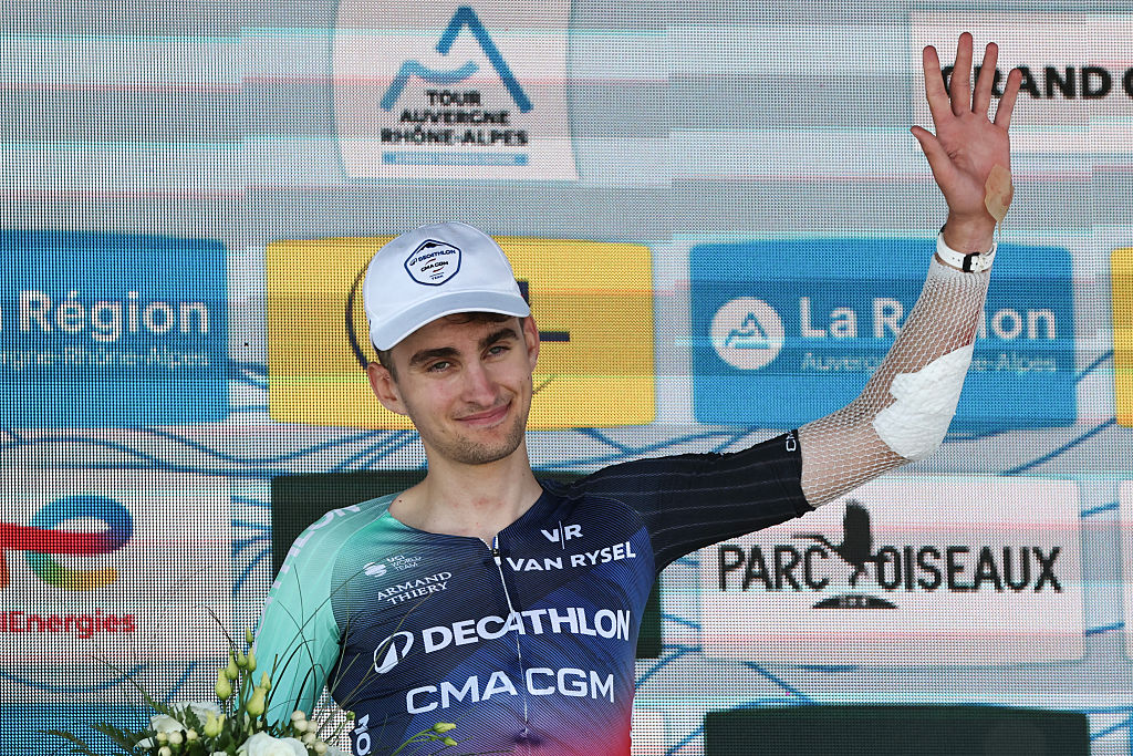 El ciclista francés del equipo Decathlon CMA CGM, Paul Seixas, celebra en el podio con el premio al ciclista más combativo después de la séptima etapa de la carrera ciclista Tour Auvernia-Ródano-Alpes (anteriormente conocida como Criterium du Dauphine), 133,6 km entre La Bridoire y Grand Colombier en los Alpes franceses el 13 de junio de 2026. (Foto de Anne-Christine POUJOULAT / AFP)