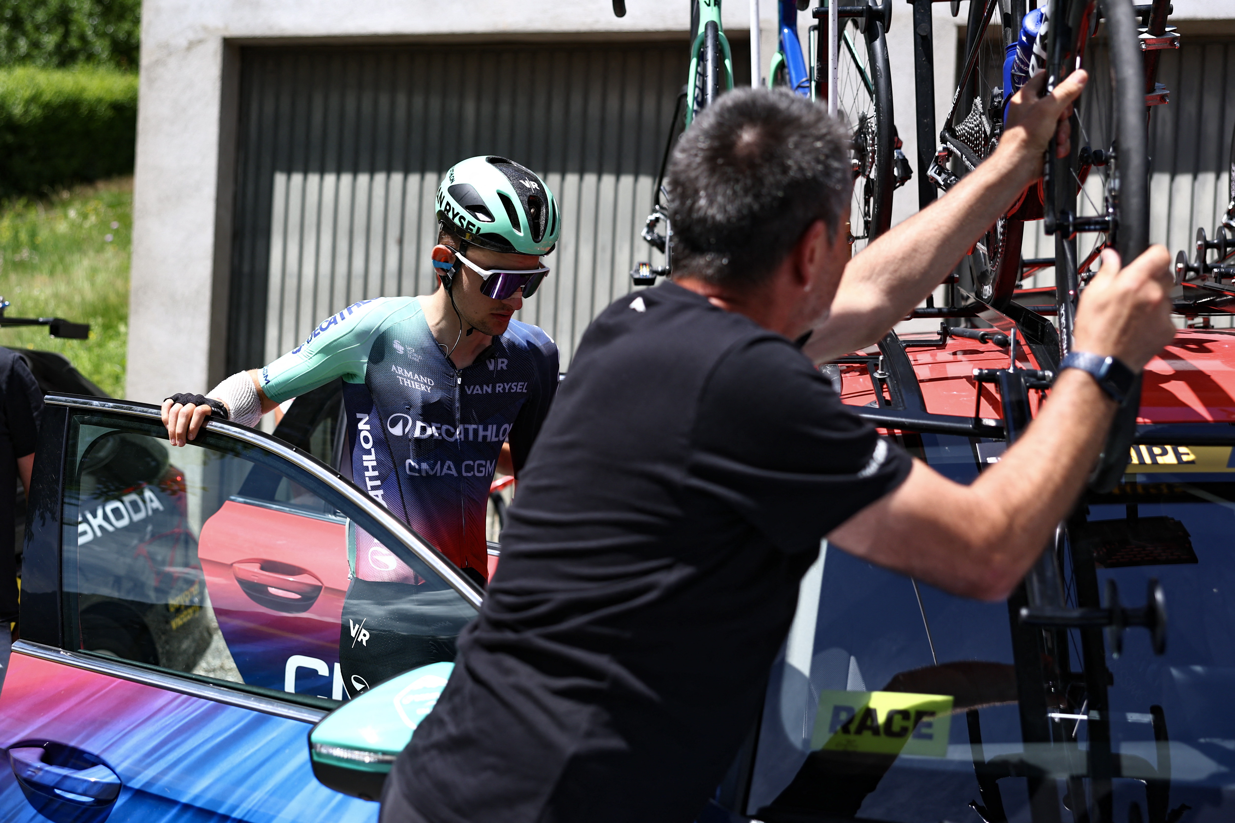 El ciclista francés del equipo Decathlon CMA CGM, Paul Seixas, entra en el vehículo de su equipo mientras se retira de la carrera en la octava y última etapa de la carrera ciclista Tour Auvernia-Ródano-Alpes (anteriormente conocida como Criterium du Dauphine), 120,1 km entre Beaufort y Plateau de Solaison, en los Alpes franceses el 14 de junio de 2026. (Foto de Anne-Christine POUJOULAT / AFP)