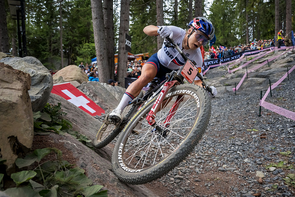 La británica Evie Richards compite en la carrera olímpica de cross-country de élite femenina como parte del Campeonato Mundial de Ciclismo de Montaña UCI 2025 en Crans-Montana el 13 de septiembre de 2025. (Foto de Fabrice COFFRINI / AFP a través de Getty Images)