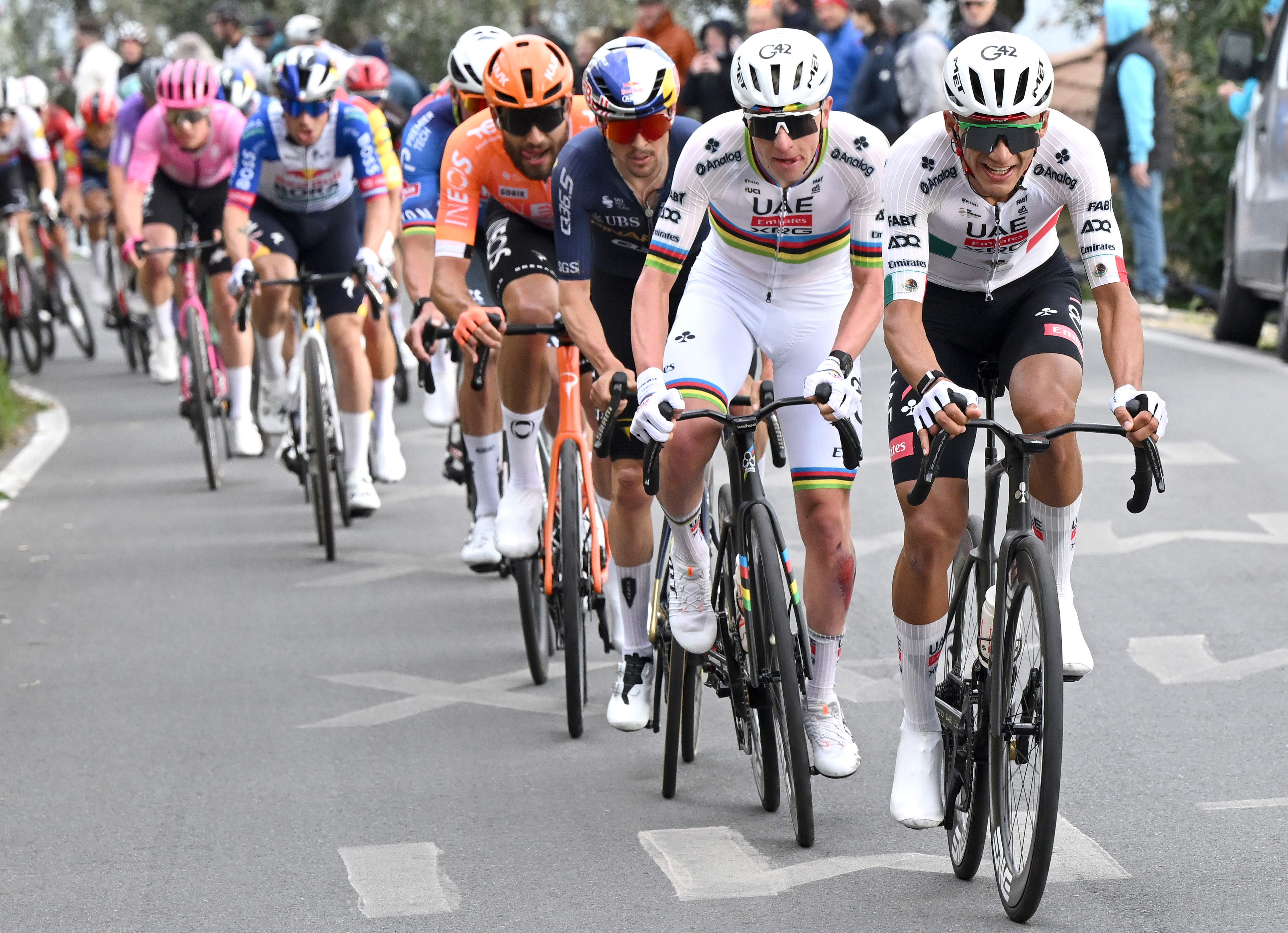 SANREMO, ITALIA - 21 DE MARZO: (LR) Thomas Pidcock de Gran Bretaña y el equipo Pinarello Q36.5 Pro Cycling, Tadej Pogacar de Eslovenia e Isaac Del Toro de México y el equipo Emirates de los Emiratos Árabes Unidos - XRG durante la 117ª Milano-Sanremo 2026, Elite masculina, una carrera de un día de 298 km desde Pavía a San Remo / #UCIWT / el 21 de marzo. 2026 en San Remo, Italia. (Foto de Dario Belingheri/Getty Images)