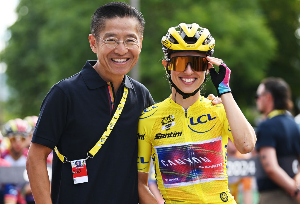 El director ejecutivo de Zwift, Eric Min y Katarzyna Niewiadoma, que viste la camiseta amarilla del Tour de Francia