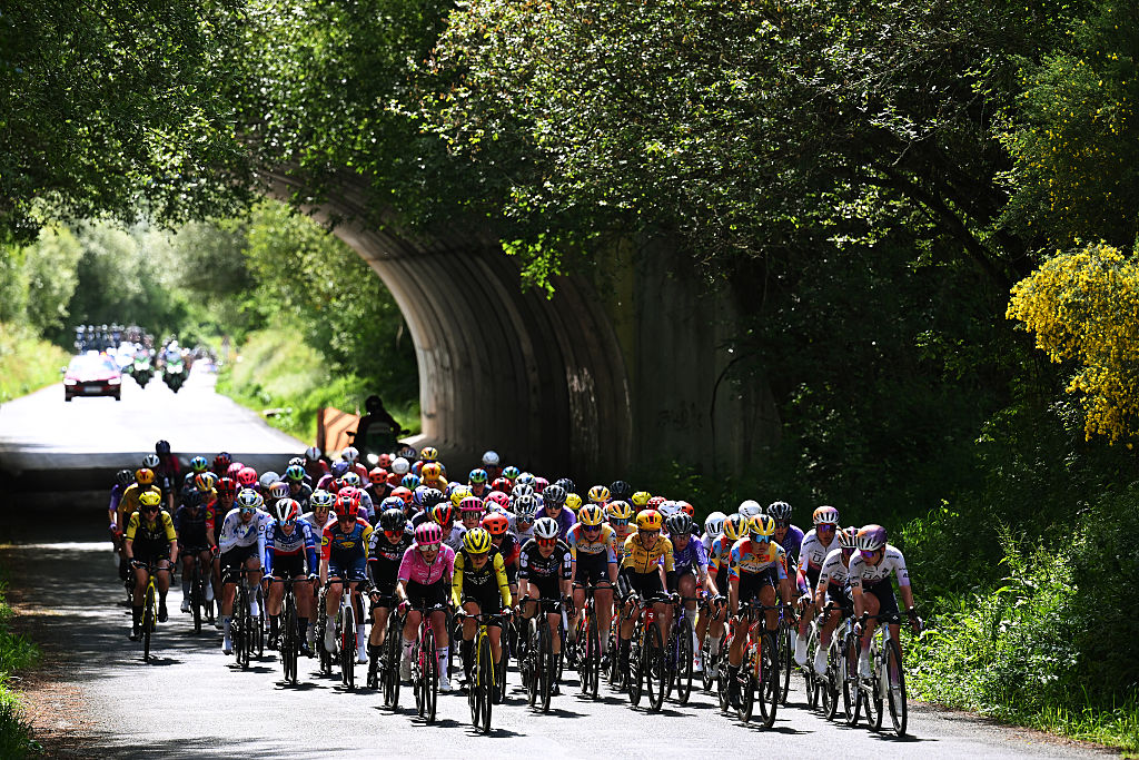 El pelotón compitiendo durante la etapa 2 de La Vuelta Femenina 2026, entre Lobios y San Cibrao das Viñas. (Foto de Szymon Gruchalski/Getty Images)