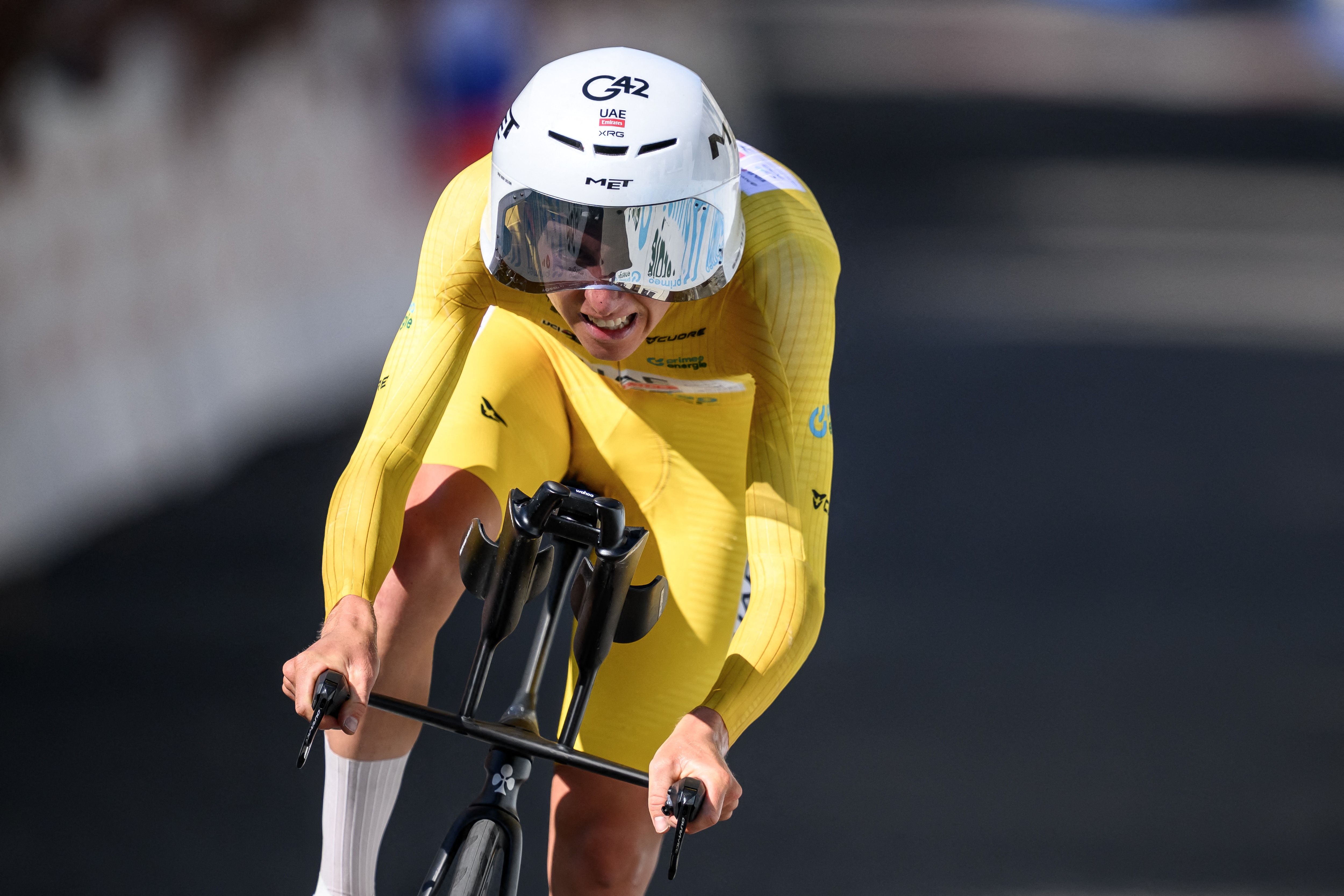 El ciclista esloveno del equipo UAE Emirates-XRG, Tadej Pogacar, compite durante la cuarta etapa, una contrarreloj de 23,7 km de Aarburg a Aarburg, en la carrera ciclista masculina del Tour de Suiza (Tour de Suisse) en Aarburg, Suiza, el 20 de junio de 2026. (Foto de Fabrice COFFRINI / AFP)