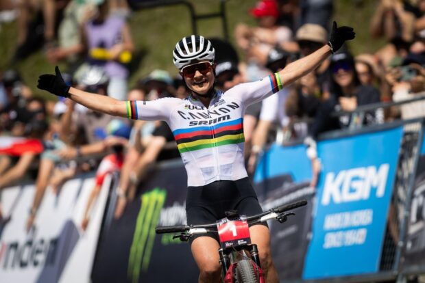 Jenny Rissveds vuelve a ganar en Lenzerheide y Luca Martin consigue la primera victoria del año en la Serie Mundial de Mountain Bike