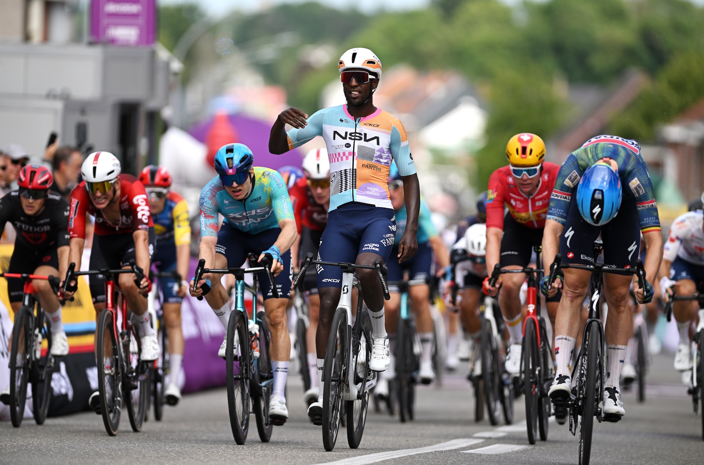 SCHERPENHEUVEL-ZICHEM, BÉLGICA - 17 DE JUNIO: Biniam Girmay de Eritrea y el equipo NSN Cycling celebra en la línea de meta como ganador de etapa durante el 95.o Baloise Belgium Tour 2026, etapa 1, una etapa de 188,3 km desde Scherpenheuvel-Zichem a Scherpenheuvel-Zichem el 17 de junio de 2026 en Scherpenheuvel-Zichem, Bélgica. (Foto de Luc Claessen/Getty Images)