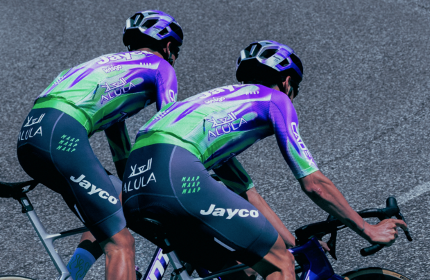 Un estallido 'inesperado' de verde 'eléctrico' con llamas moradas aparece en los kits intercambiables de Jayco AlUla para el Tour de Francia masculino y femenino