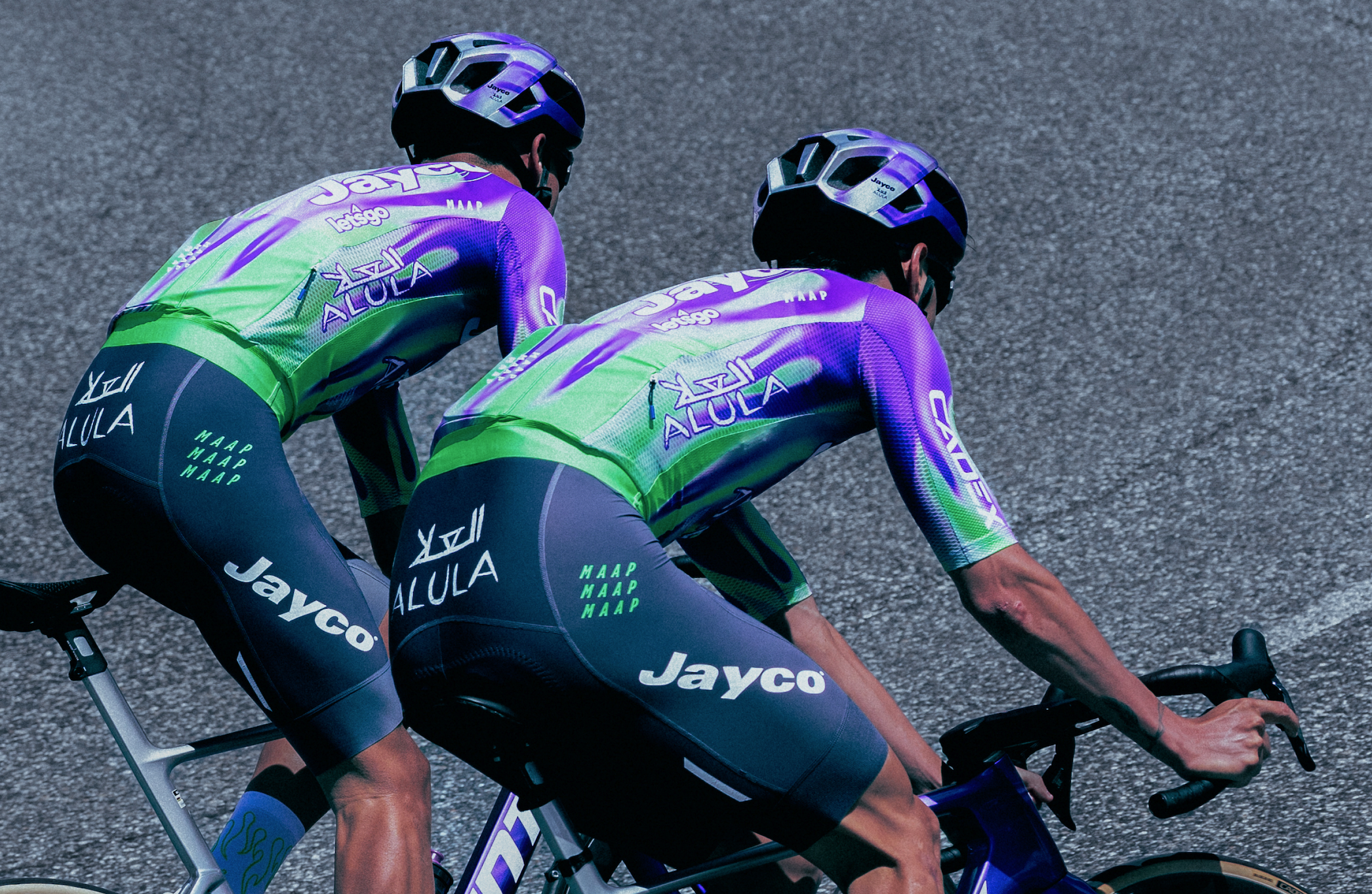 Un estallido 'inesperado' de verde 'eléctrico' con llamas moradas aparece en los kits intercambiables de Jayco AlUla para el Tour de Francia masculino y femenino