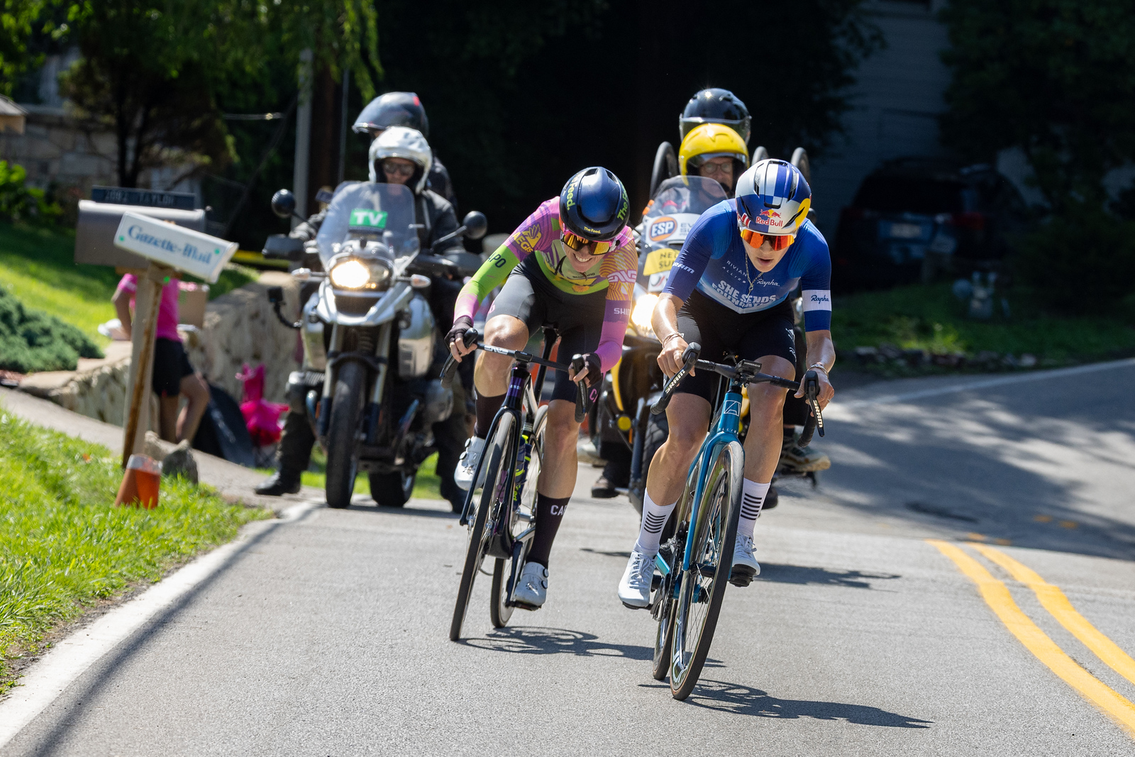 Kate Courtney (She Sends Racing) a la carga con Lauren Stephens (Aegis x Leaders of Enchantment) en el Campeonato de ciclismo profesional en carretera de EE. UU.