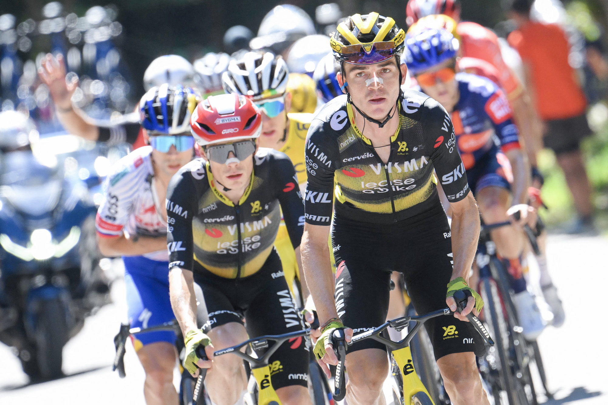 Los ciclistas de Visma-Lease a Bike Sepp Kuss y Jonas Vingegaard lideran el pelotón en la etapa 16 del Tour de Francia 2025