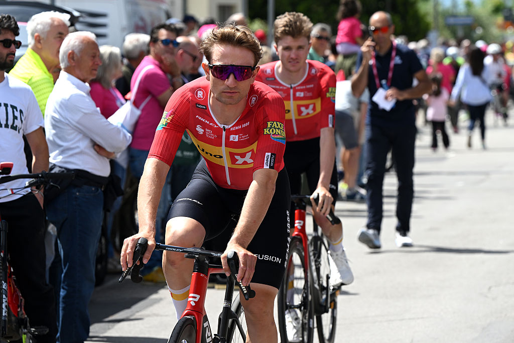 Erlend Blikra se dirige a la presentación del equipo al inicio de la etapa 11 antes de su último día de carreras en el Giro de Italia 2026.