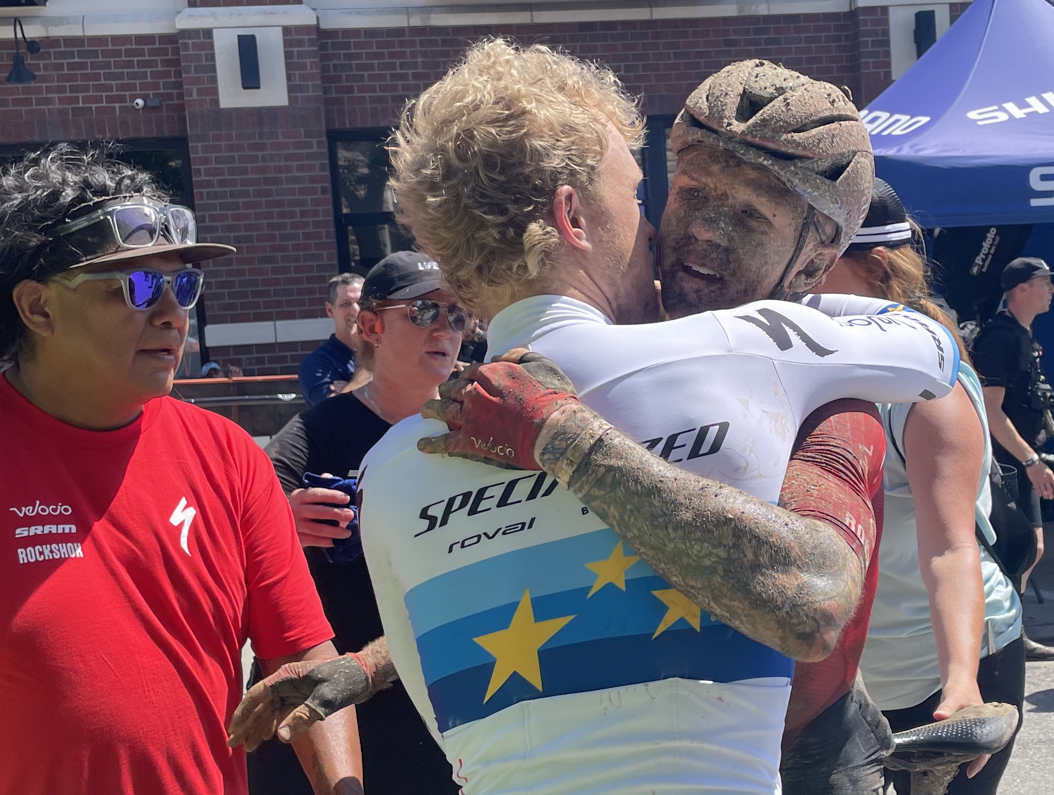El campeón europeo de gravel y ganador del Unbound 200, Mads Würtz Schmidt, abraza a Keegan Swenson en la meta de 2026 para intercambiar ruedas y conseguir la victoria del danés. 