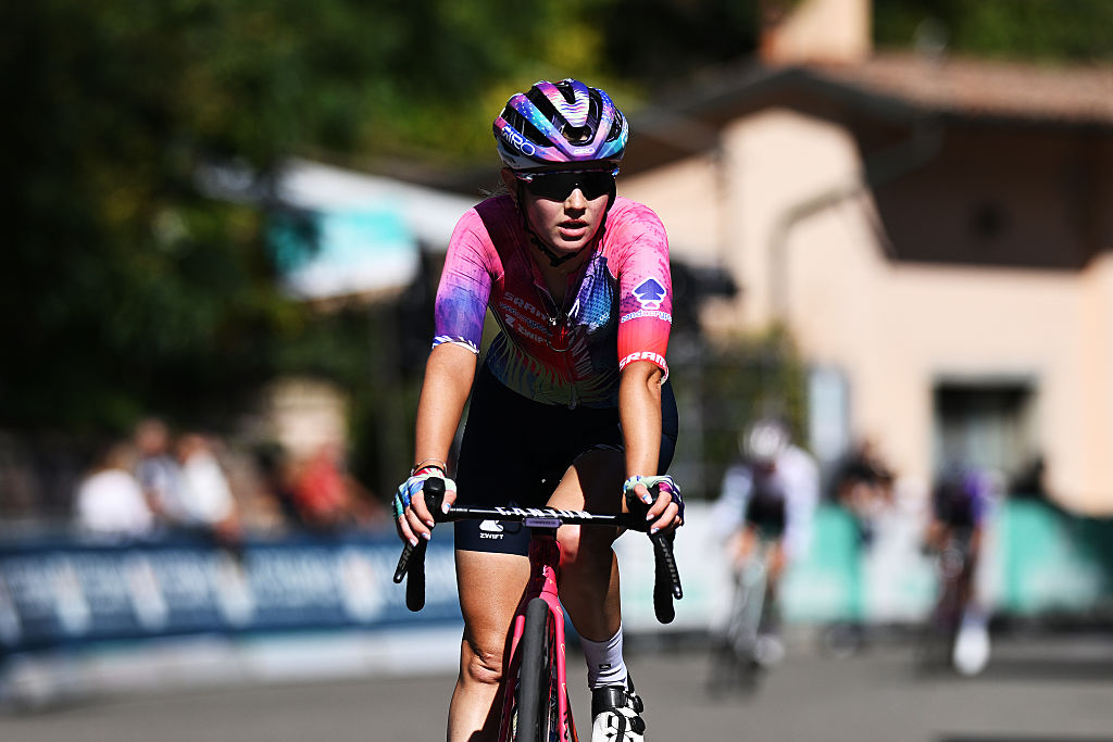 SAN LUCA, ITALIA - 4 DE OCTUBRE: Neve Bradbury de Australia y el equipo CANYON//SRAM zondacrypto cruzan la línea de meta durante el 12º Giro dell'Emilia Internazionale Donne Elite 2025, una carrera de un día de 126,7 km desde Mirandola a San Luca el 4 de octubre de 2025 en San Luca, Italia. (Foto de Dario Belingheri/Getty Images)