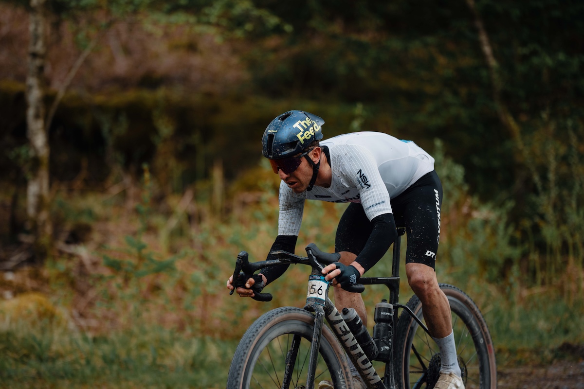 Michael Woods compitiendo en el evento de la UCI Gravel World Series The Gralloch, donde quedó séptimo