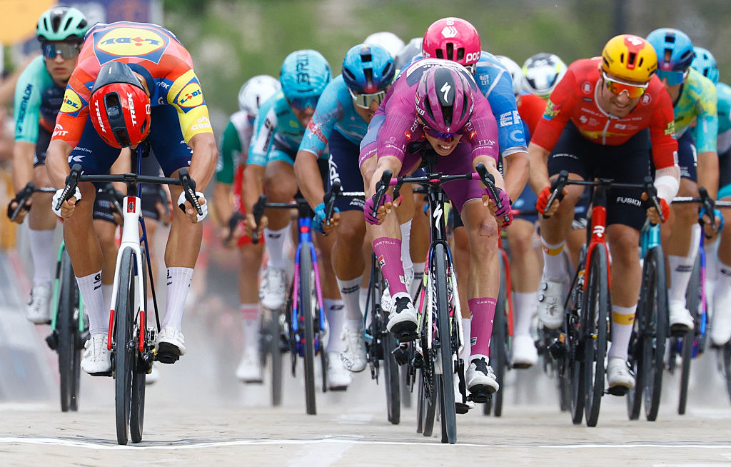Paul Magnier (C), con el maillot malva de clasificación por puntos (Maglia Ciclamino), sprint para ganar junto al piloto italiano Lidl - Trek Jonathan Milan en la 3.ª etapa del Giro de Italia 2026
