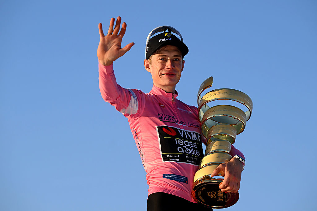 Jonas Vingegaard de Dinamarca y el equipo Visma | Lease a Bike celebra en el podio su camiseta rosa de líder y ganador general de la carrera