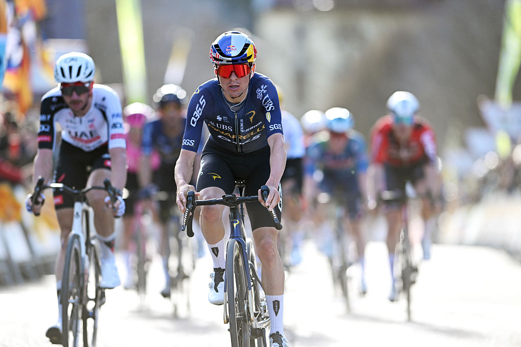 CAMPRODRON, ESPAÑA - 26 DE MARZO: Thomas Pidcock de Gran Bretaña y el equipo Pinarello Q36.5 Pro Cycling cruzan la línea de meta como tercer lugar durante la 105ª Volta a Catalunya 2026, Etapa 4, una etapa de 151 km desde Mataró a Camprodon 957m / #UCIWT / el 26 de marzo de 2026 en Camprodon, España. (Foto de Szymon Gruchalski/Getty Images)