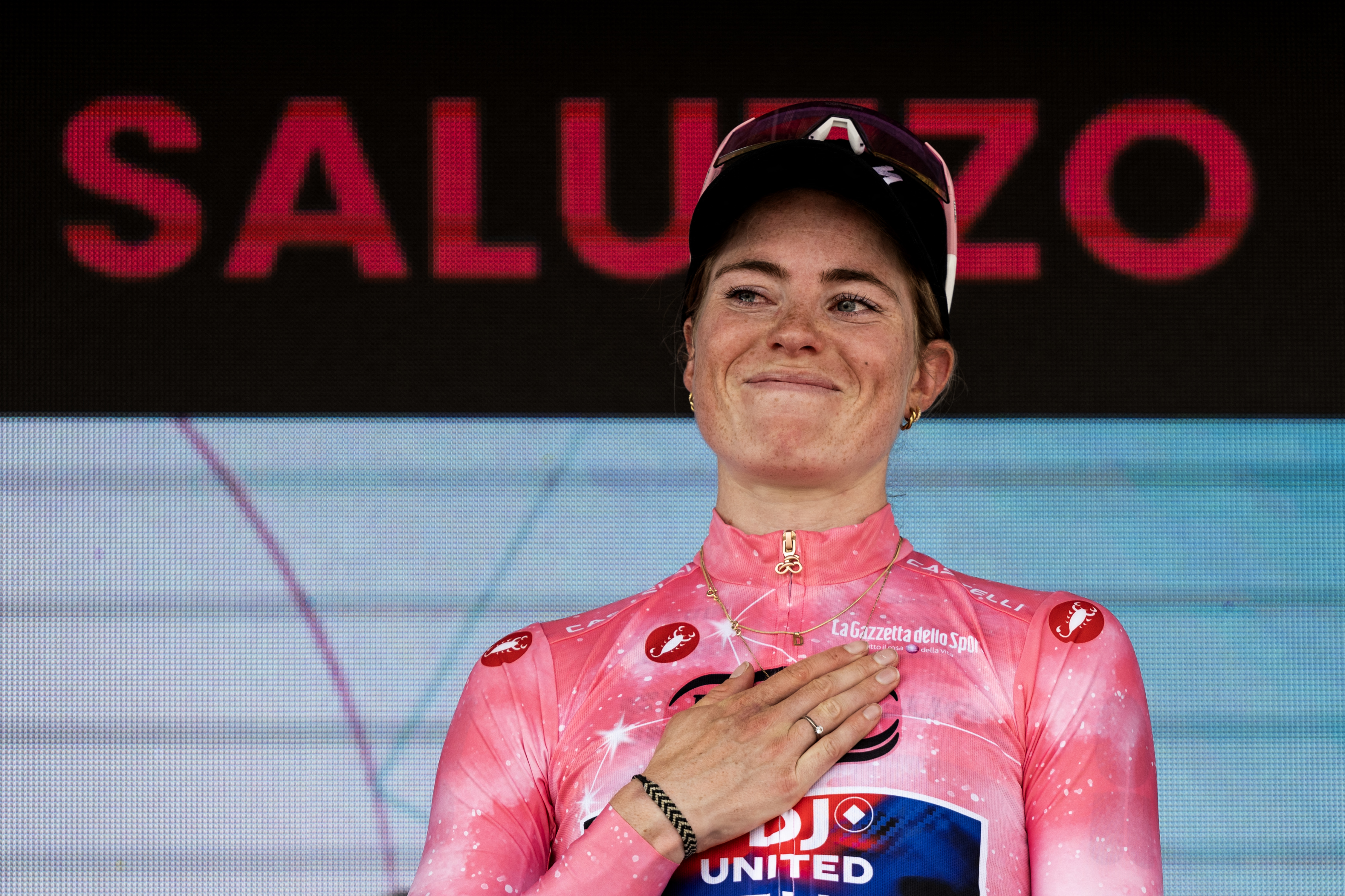 La ciclista holandesa Demi Vollering de FDJ SUEZ, vestida con la camiseta rosa de líder general, sostiene el trofeo mientras celebra en el podio después de ganar el Giro d'Italia Femenino 2026 - Carrera ciclista femenina del Tour de Italia en Saluzzo, noroeste de Italia, el 7 de junio de 2026. (Foto de MARCO BERTORELLO / AFP a través de Getty Images)