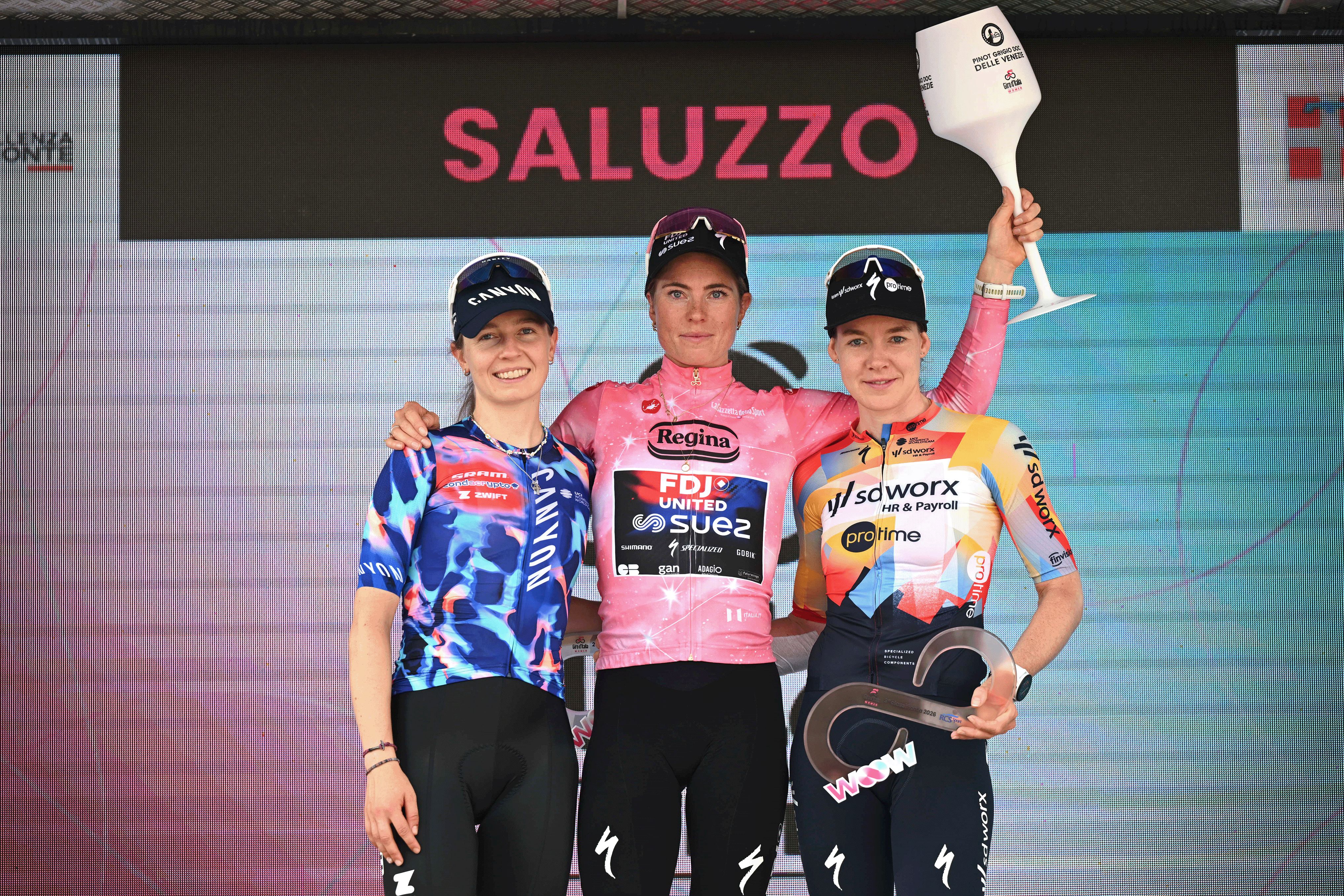 SALUZZO, ITALIA - 7 DE JUNIO: (LR) Antonia Niedermaier de Alemania y Team CANYON//SRAM zondacrypto en segundo lugar, la ganadora de la carrera Demi Vollering de Holanda y Team FDJ United - SUEZ - Pink Leader Jersey y Anna van der Breggen de Holanda y Team SD Worx - Protime en tercer lugar posan en la ceremonia del podio después del 37º Giro d'Italia Femenino 2026 - Etapa 9 una etapa de 145km de Saluzzo a Saluzzo / #UCIWWT / el 07 de junio de 2026 en Saluzzo, Italia. (Foto de Luc Claessen/Getty Images)
