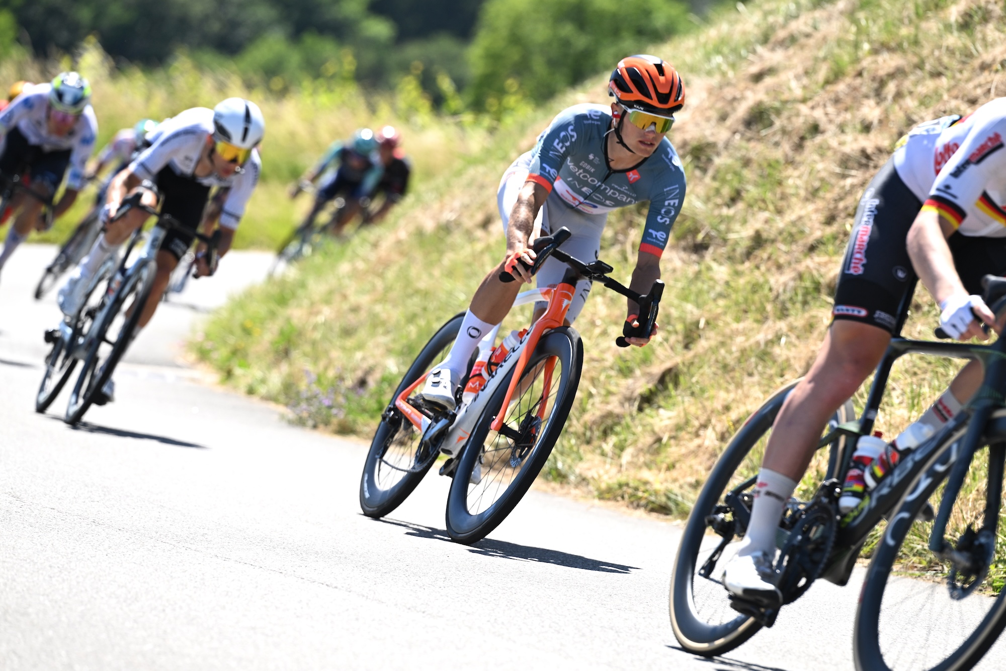Oscar Onley de Gran Bretaña y el equipo ciclista Netcompany INEOS compiten durante el 78º Tour Auvernia-Ródano-Alpes 