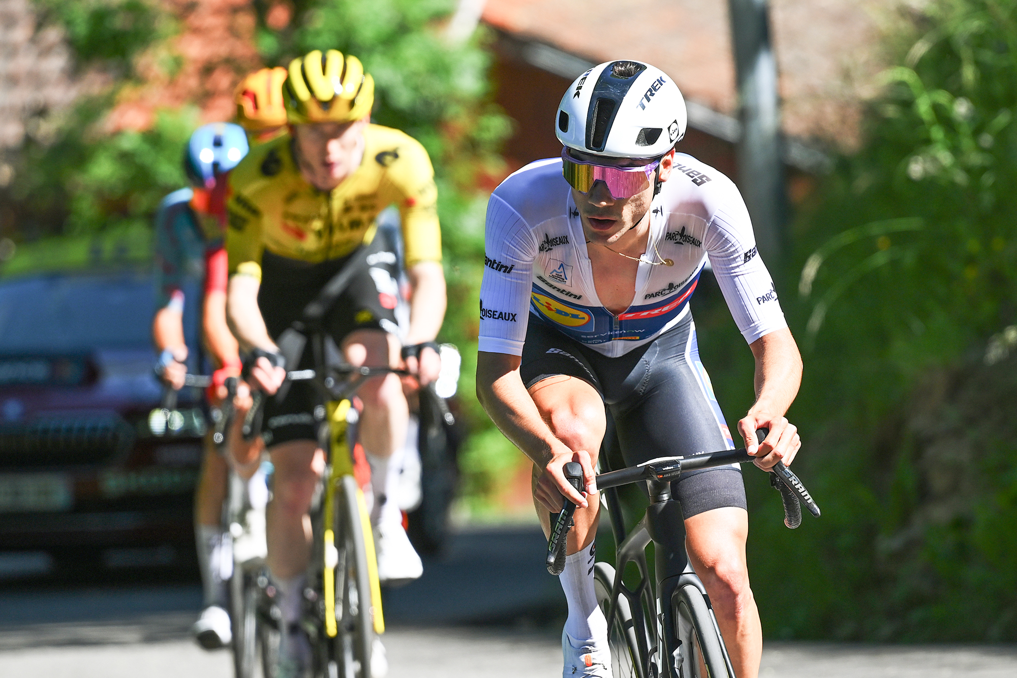 Juan Ayuso sube la meseta de Solaison por delante de Matteo Jorgenson en la última etapa del Tour Auvergne-Rhône-Alpes 2026