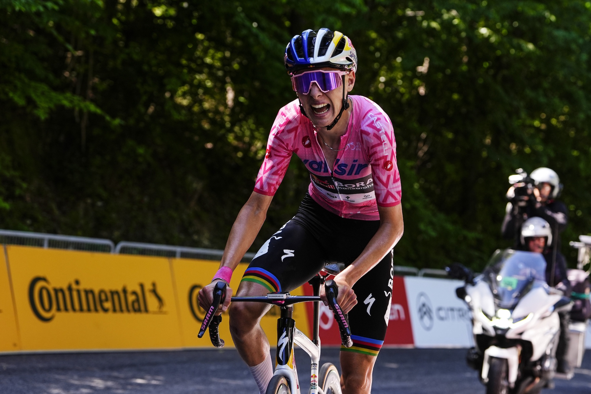 Lorenzo Finn (Red Bull-Bora Hansgrohe Rookies) de rosa en el Giro Next Gen