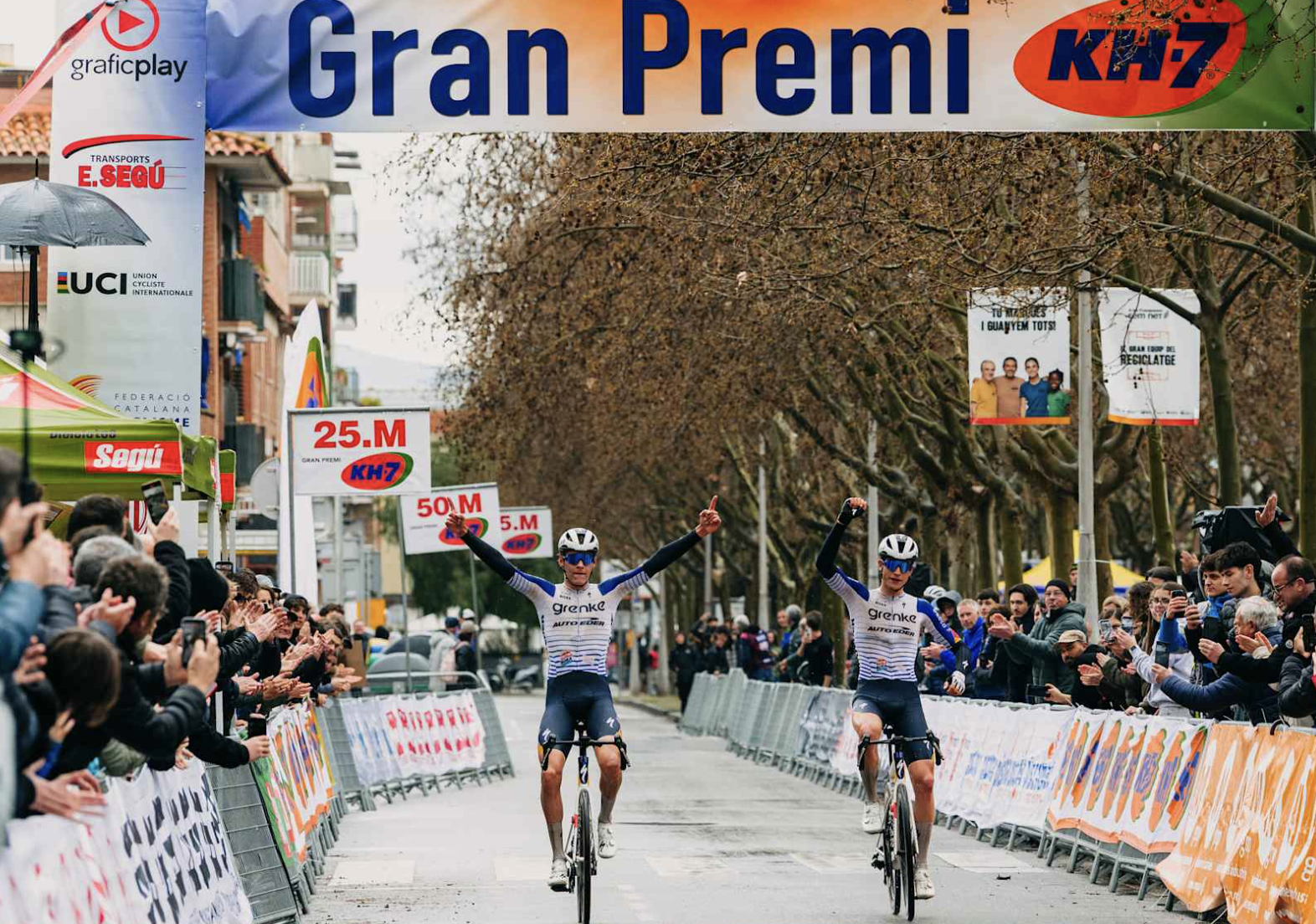 Enzo Hincapie (derecha) termina segundo mientras su compañero Julius Birkedal (izquierda) celebra la victoria en el Gran Premi Les Franqueses 2026