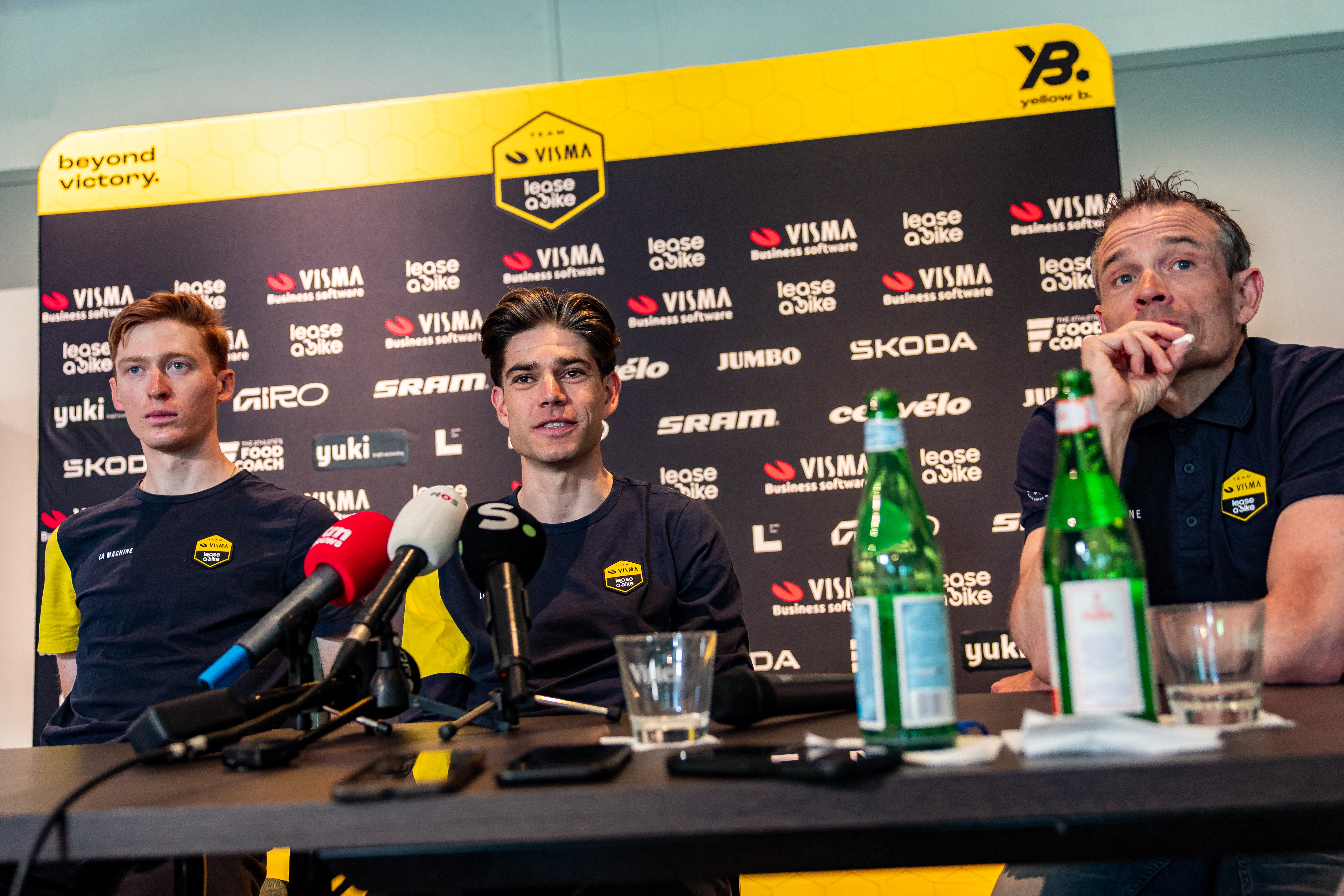 (De izquierda a derecha) EE.UU.#039; Matteo Jorgenson, el belga Wout van Aert del director deportivo Grischa Niermann del equipo Visma-Lease a Bike asiste a una conferencia de prensa del equipo antes de la carrera ciclista de un día Ronde van Vlaanderen / Tour des Flandres / Tour of Flanders en Deerlijk el 4 de abril de 2025. La 109.ª edición de la carrera ciclista tendrá lugar el 6 de abril de 2025. (Foto de KURT DESPLENTER / Belga / AFP vía Getty Images) / Bélgica FUERA