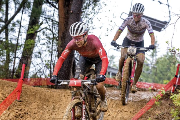 'No tenía un plan, solo traté de sobrevivir': el ciclista danés logra su primera victoria en la Serie Mundial de Mountain Bike XCC mientras los veteranos luchan bajo la traicionera lluvia y el barro