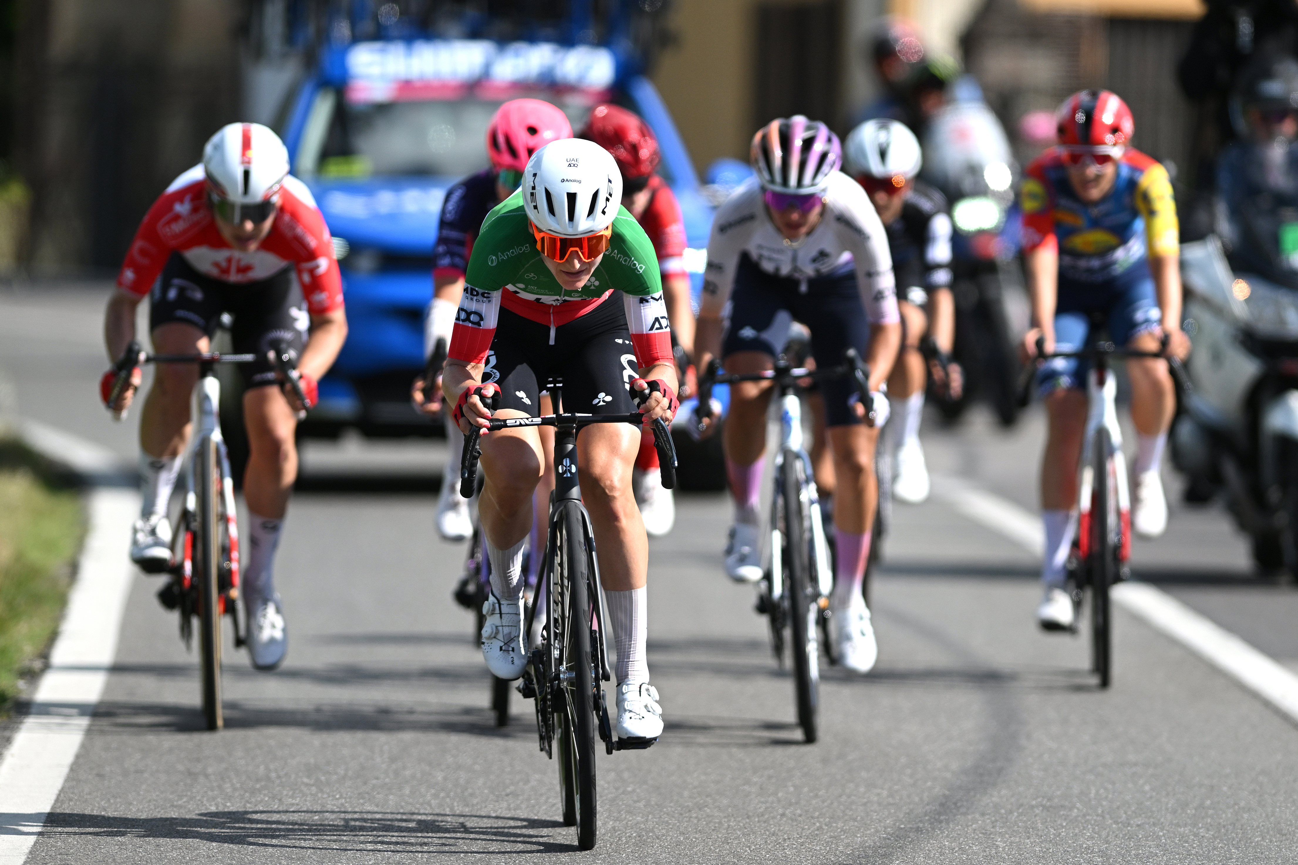Elisa Longo Borghini de Italia y el equipo ADQ de los Emiratos Árabes Unidos lideran la escapada durante el 37.º Giro de Italia Femenino 2026, etapa 7