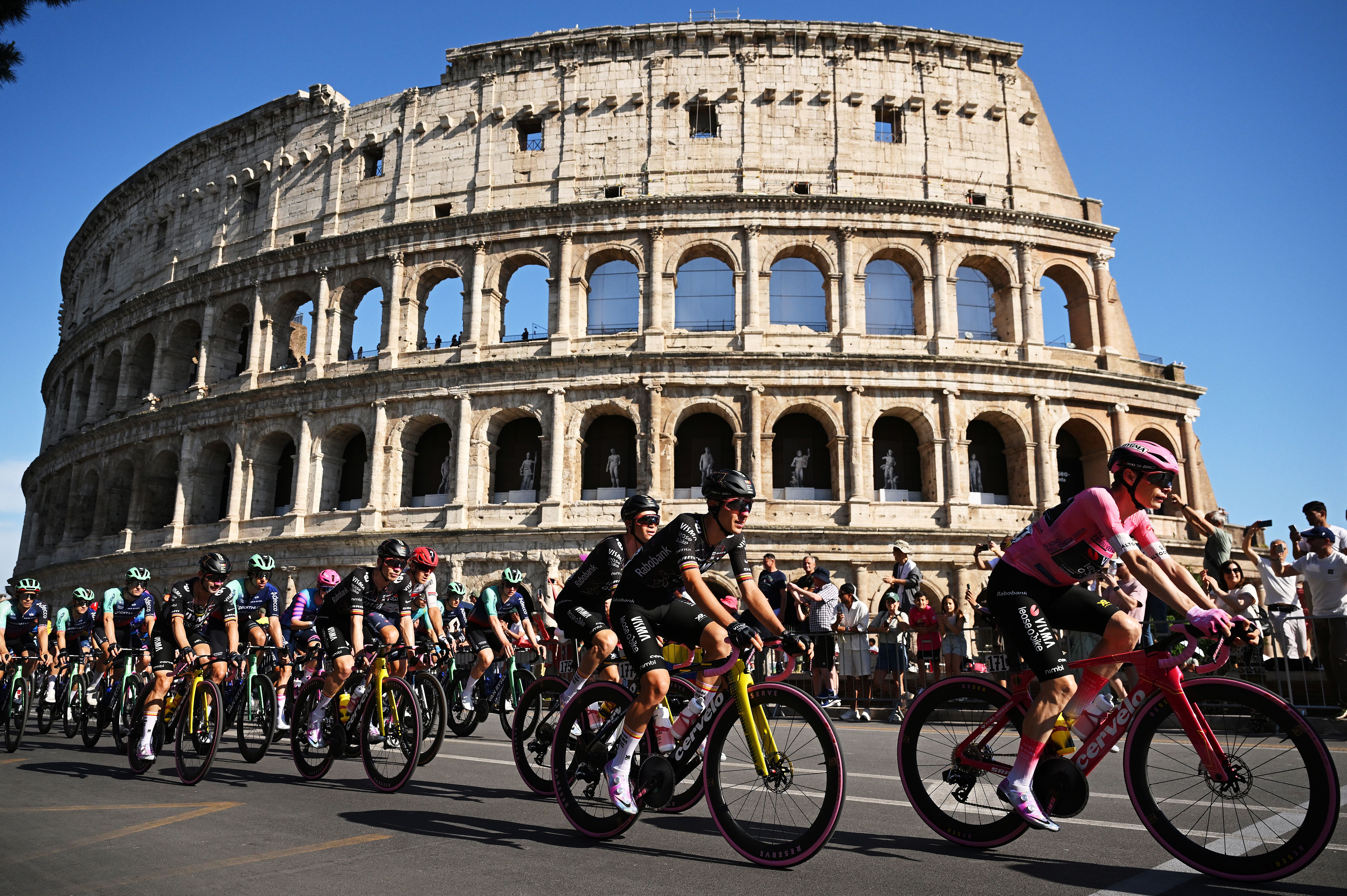 ROMA, ITALIA - 31 DE MAYO: (LR) Davide Piganzoli de Italia, Jonas Vingegaard de Dinamarca y Team Visma | Arrendar una bicicleta: camiseta rosa de líder y una vista general del pelotón compitiendo con el Coliseo al fondo, durante el 109.° Giro d'Italia 2026, etapa 21, una etapa de 131 km de Roma a Roma 1289 m / #UCIWT / el 31 de mayo de 2026 en Roma, Italia. (Foto de Dario Belingheri/Getty Images)