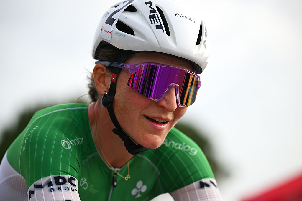 Elisa Longo Borghini de Italia y el equipo ADQ de los Emiratos Árabes Unidos compiten en la escapada durante el 14º Trofeo Oro de la Eurocopa