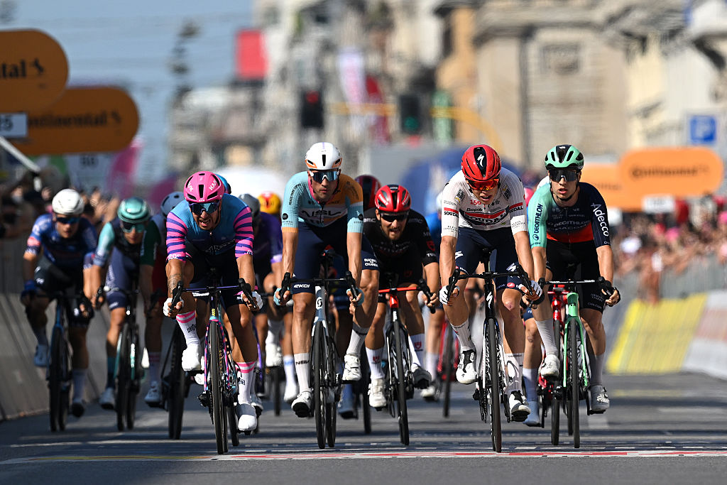MILÁN, ITALIA - 24 DE MAYO: (LR) Dylan Groenewegen de Holanda y el equipo Unibet Rose Rockets, Ethan Vernon de Gran Bretaña y el equipo NSN Cycling, Paul Magnier de Francia y el equipo Soudal Quick-Step y Tobias Lund Andresen de Dinamarca y el equipo Decathlon CMA CGM cruzan la línea de meta durante el 109º Giro d'Italia 2026, etapa 15, una etapa de 157 km desde Voghera a Milán / #UCIWT / el 24 de mayo de 2026 en Milán, Italia. (Foto de Tim de Waele/Getty Images)
