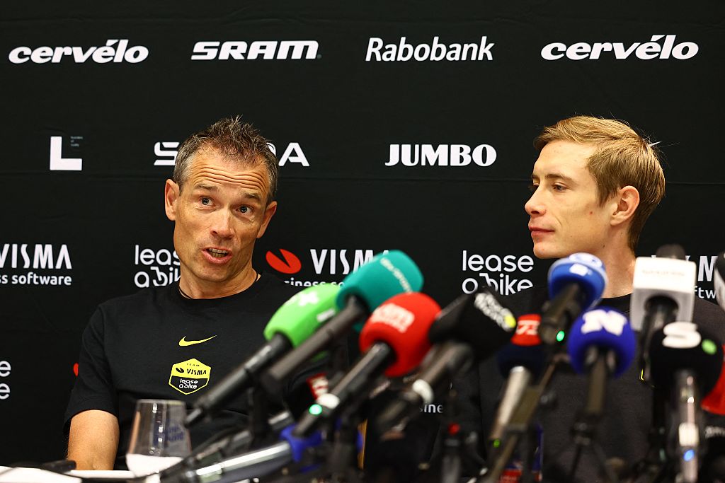 El director deportivo del equipo Visma-Lease a Bike Grischa Niermann, el danés Jonas Vingegaard Hansen del equipo Visma-Lease a Bike y fotografiados durante una conferencia de prensa del equipo Visma - Lease a Bike antes de la carrera ciclista Tour de Francia 2025, en Lille, Francia, el viernes 04 de julio de 2025. La 112ª edición del Tour de Francia comienza el sábado 5 de julio en Lille, Francia, y terminará en París, Francia, el 27 de julio. FOTO BELGA DAVID PINTENS (Foto de DAVID PINTENS / BELGA MAG / Belga vía AFP)