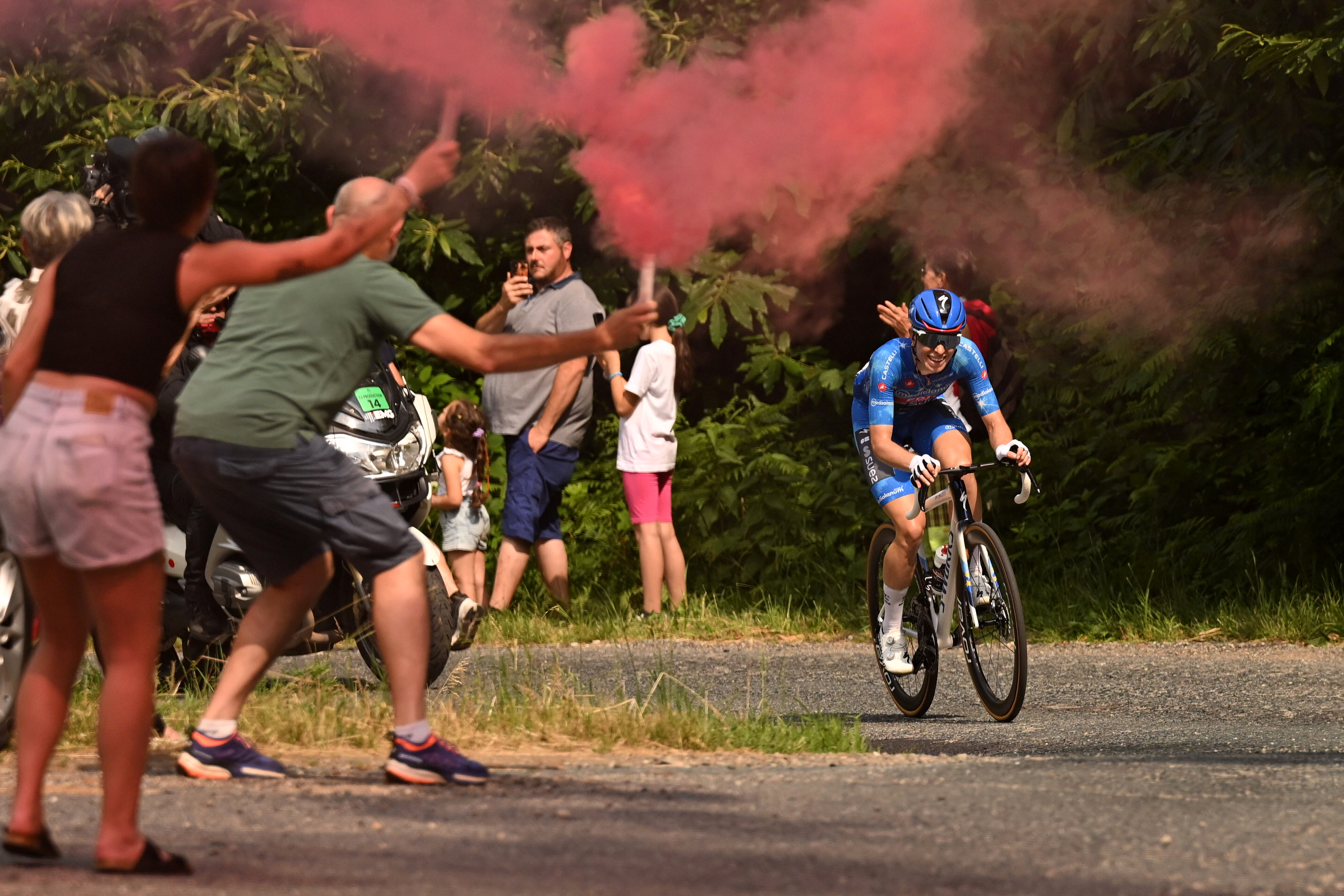 SALUZZO, ITALIA - 7 DE JUNIO: Demi Vollering de Holanda y el equipo FDJ United - SUEZ - Blue Queen of the Mountain Jersey ataca en el grupo de persecución mientras los fanáticos animan durante el 37º Giro d'Italia Femenino 2026 - Etapa 9, una etapa de 145 km de Saluzzo a Saluzzo / #UCIWWT / el 7 de junio de 2026 en Saluzzo, Italia. (Foto de Luc Claessen/Getty Images)