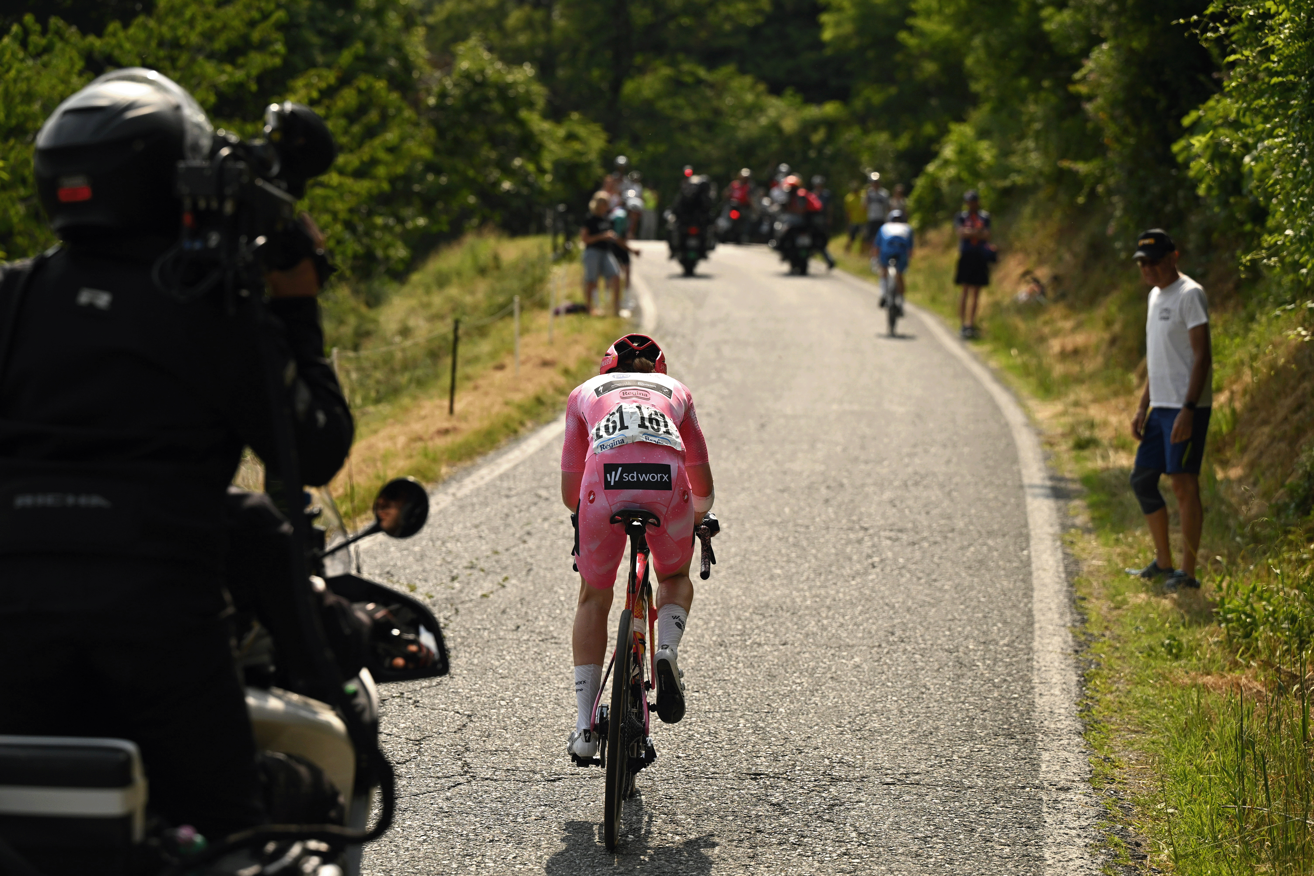 SALUZZO, ITALIA - 7 DE JUNIO: Demi Vollering de Holanda y el equipo FDJ United - SUEZ - Blue Queen of the Mountain Jersey (R -fondo) ataca a Anna van der Breggen de Holanda y Team SD Worx - Protime - Pink Leader Jersey en el grupo perseguidor durante el 37º Giro d'Italia Femenino 2026 - Etapa 9, una etapa de 145 km de Saluzzo a Saluzzo / #UCIWWT / el 7 de junio de 2026 en Saluzzo, Italia. (Foto de Luc Claessen/Getty Images)
