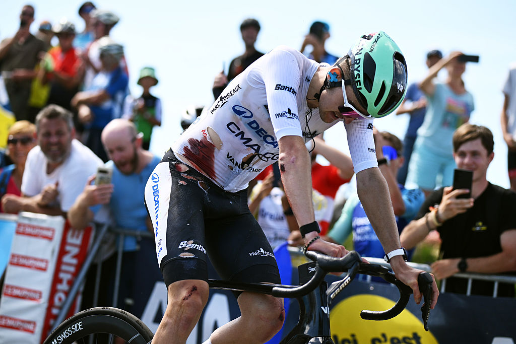 GRAND COLOMBIER, FRANCIA - 13 DE JUNIO: (NOTA DEL EDITOR: La imagen contiene contenido gráfico.) Paul Seixas de Francia y el equipo Decathlon CMA CGM - White Best Young Rider Jersey cruza la línea de meta herido tras verse involucrado en un accidente durante el 78.º Tour Auvernia-Ródano-Alpes 2026, etapa 7, una etapa de 133,6 km desde La Bridoire hasta Grand Colombier 1496 m / #UCIWT/ el 13 de junio de 2026 en Grand Colombier, Francia. (Foto de Dario Belingheri/Getty Images)